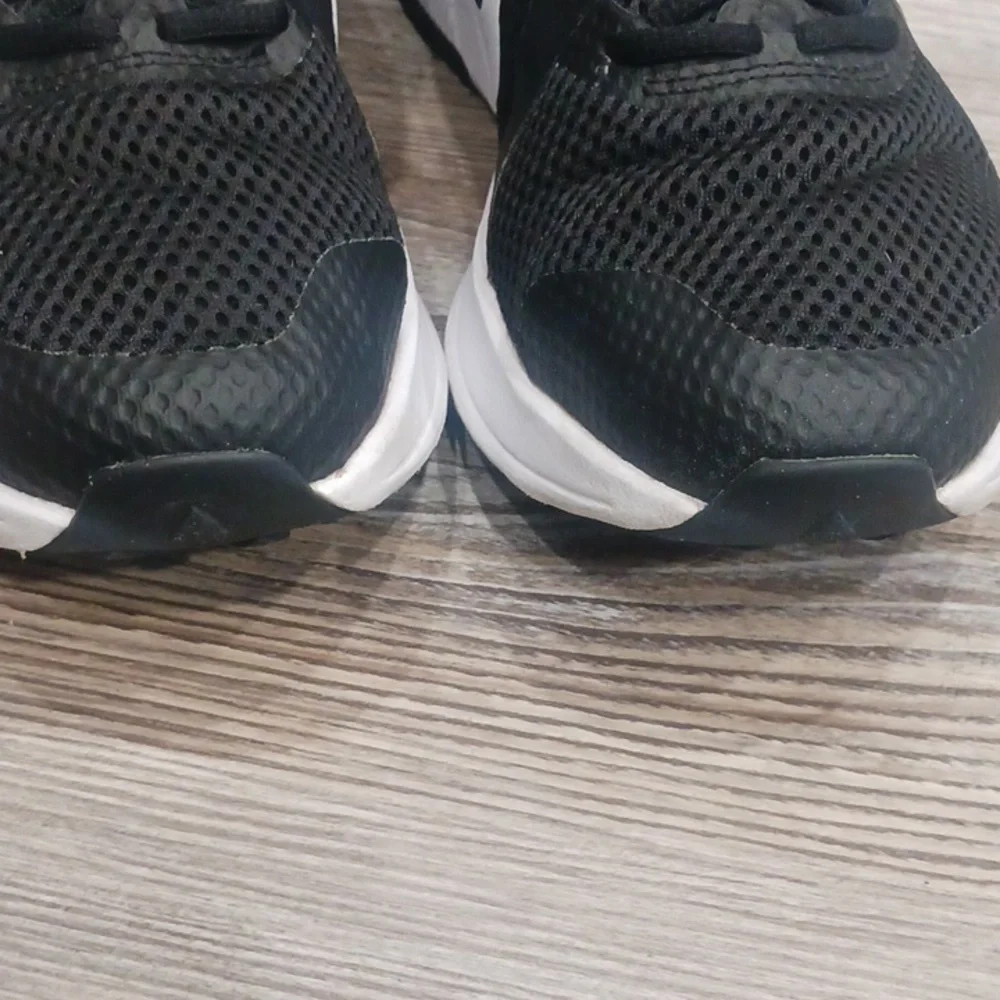Nike Women's Run Swift 2 Black Running Shoes Sneakers Size 8